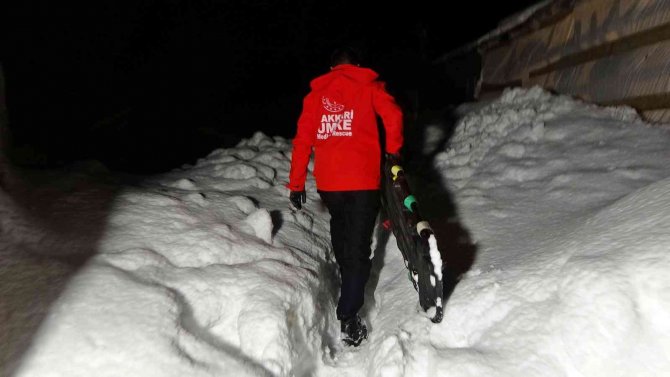1 Metreyi Aşan Karda Sağlık Ekiplerinin Hasta Kurtarma Mücadelesi