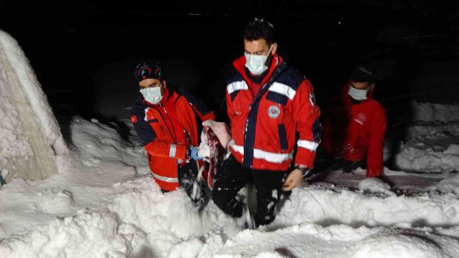 1 Metreyi Aşan Karda Sağlık Ekiplerinin Hasta Kurtarma Mücadelesi