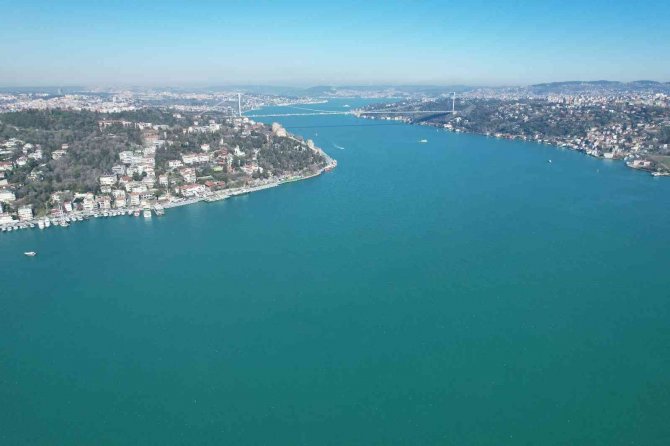 İ̇stanbul Boğazı Turkuaz Rengine Büründü