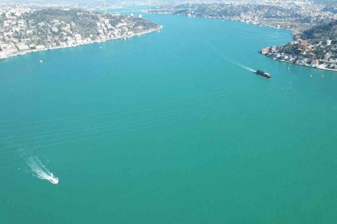 İ̇stanbul Boğazı Turkuaz Rengine Büründü