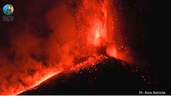 İ̇talya’daki Etna Yanardağı Lav Ve Kül Püskürttü