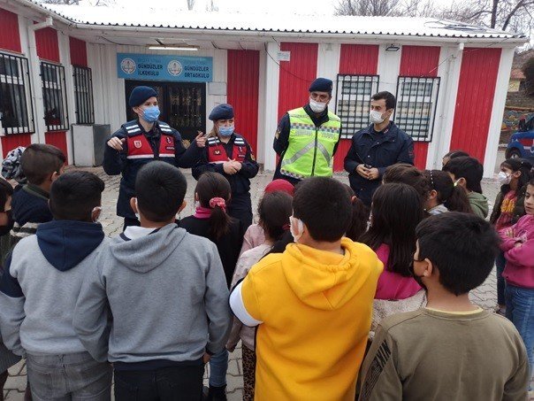Jandarma Ekipleri Öğrencileri Bilgilendirdi