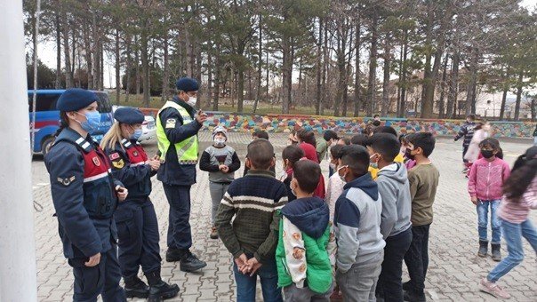 Jandarma Ekipleri Öğrencileri Bilgilendirdi