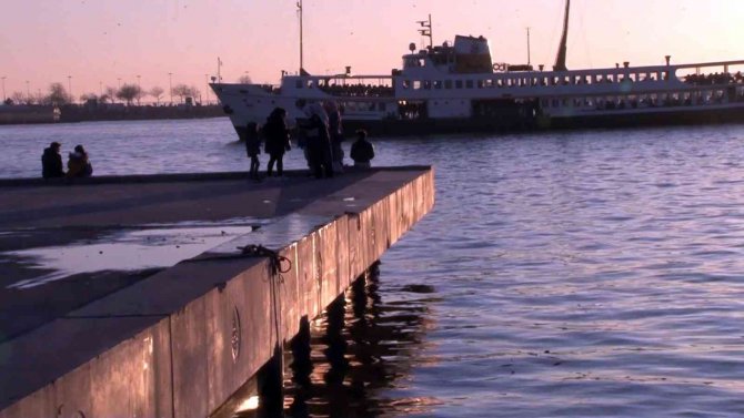 Kadıköy’de Can Pazarı: Denize Düşen 2 Genç Kız Kurtarıldı