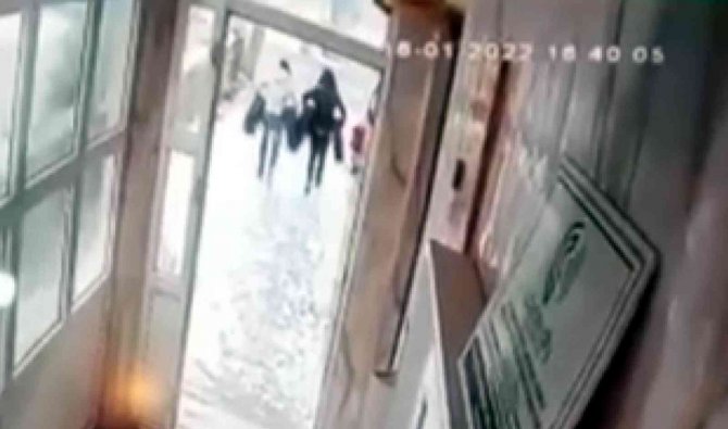 Bina Sakini Gibi Geldiler, Lastikleri Çalıp Götürdüler