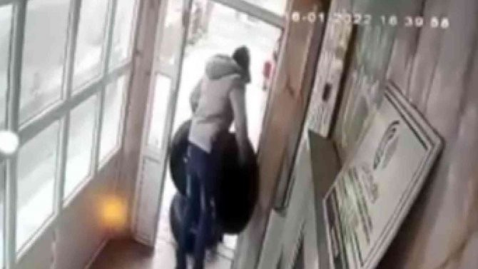 Bina Sakini Gibi Geldiler, Lastikleri Çalıp Götürdüler