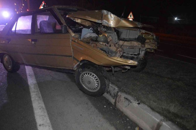 Tavşanlı’da Elektrik Direğine Çarpan Sürücü Yaralandı
