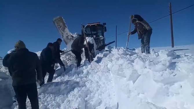 Kara Saplanan Araç İçin Vatandaşlar Seferber Oldu