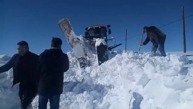 Kara Saplanan Araç İçin Vatandaşlar Seferber Oldu