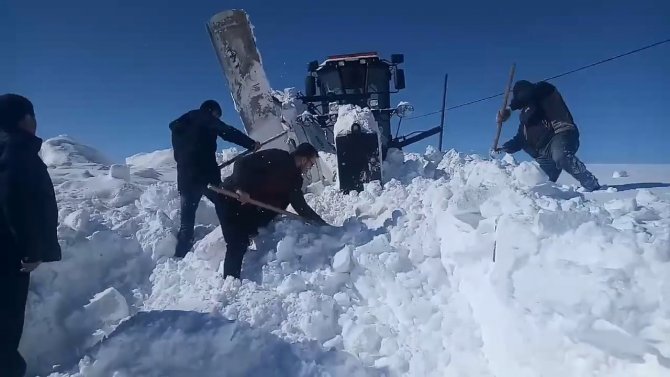 Kara Saplanan Araç İçin Vatandaşlar Seferber Oldu