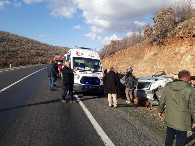Mardin’de Otomobil Şarampole Yuvarlandı: 7 Yaralı