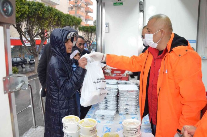 Yeniceliler, Büyükşehir Belediyesi Mobil Mutfak Tırından 3,5 Tl’ye 3 Çeşit Yemek Yedi