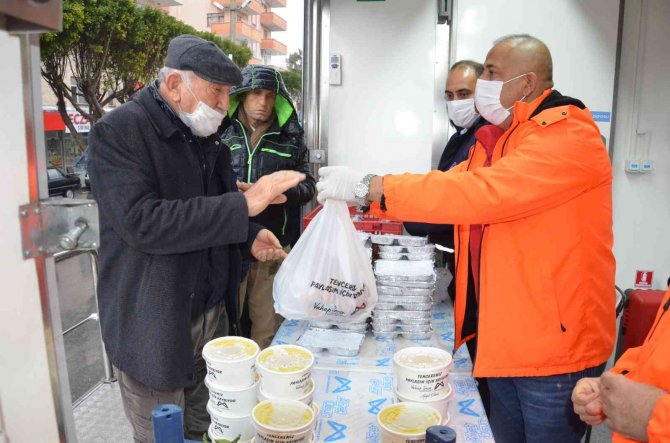 Yeniceliler, Büyükşehir Belediyesi Mobil Mutfak Tırından 3,5 Tl’ye 3 Çeşit Yemek Yedi