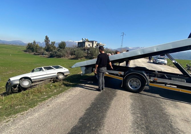 Takla Atan Otomobilden Yaralı Kurtuldu