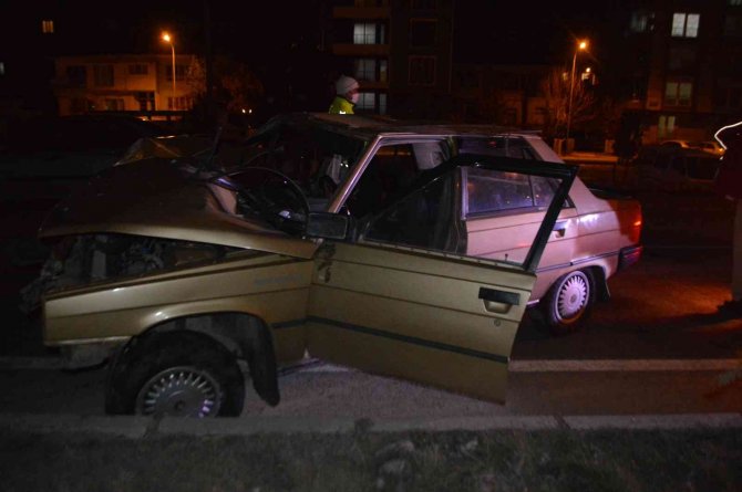 Tavşanlı’da Elektrik Direğine Çarpan Sürücü Yaralandı