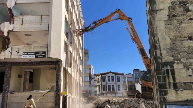 Sinop Meydan Projesi Kapsamında Özel İ̇dare İ̇ş Hanı Yıkımı Başladı