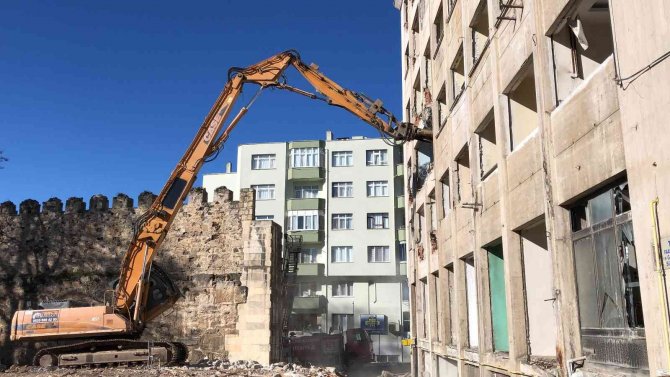 Sinop Meydan Projesi Kapsamında Özel İ̇dare İ̇ş Hanı Yıkımı Başladı