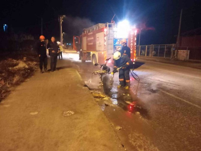 Uygulamaya Takılınca Motosikleti Ateşe Verip Kaçtı