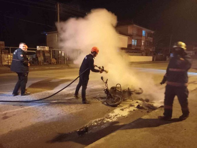 Uygulamaya Takılınca Motosikleti Ateşe Verip Kaçtı
