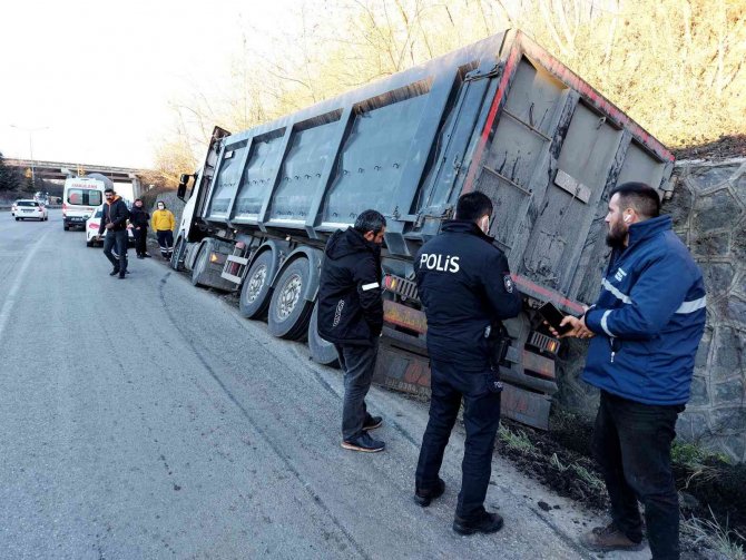Samsun’da Yoldan Çıkan Tır Su Kanalına Devrildi