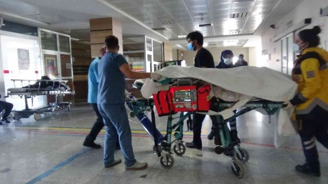 Kars’ta Hırsızlar Girdiği Evin Sahiplerini Bıçakladı