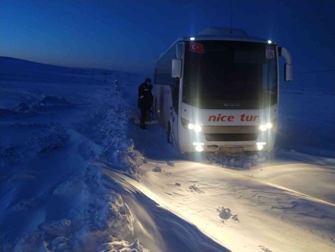 Midibüsler Mahsur Kaldı, Ekipler Kurtardı