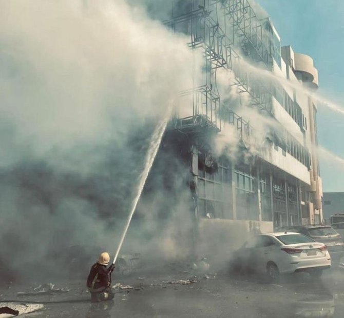 Yangından Kurtulmak İçin Metrelerce Yüksekten Atlayan Adamı Havada Yakaladılar