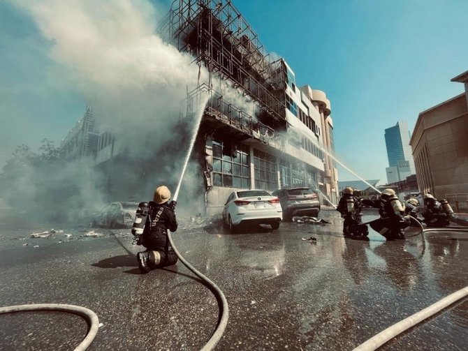 Yangından Kurtulmak İçin Metrelerce Yüksekten Atlayan Adamı Havada Yakaladılar