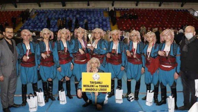 Tavşanlı Mesleki Ve Teknik Anadolu Lisesi Halk Oyunları Ekibi İl Birincisi Oldu