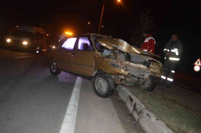 Tavşanlı’da Elektrik Direğine Çarpan Sürücü Yaralandı