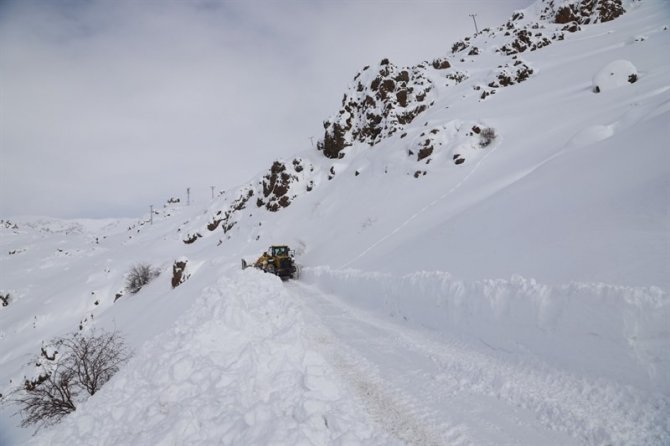 Tunceli’de Kapalı Bulunan 31 Köy Yolunu Ulaşıma Açma Çalışmaları Sürüyor