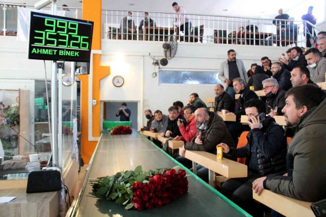 Çiçekçi Esnafı Yürüyen Bant Üzerinden Gelen Çiçekleri Almak İçin Yarıştı