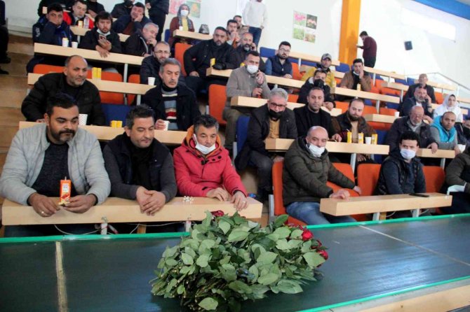 Çiçekçi Esnafı Yürüyen Bant Üzerinden Gelen Çiçekleri Almak İçin Yarıştı