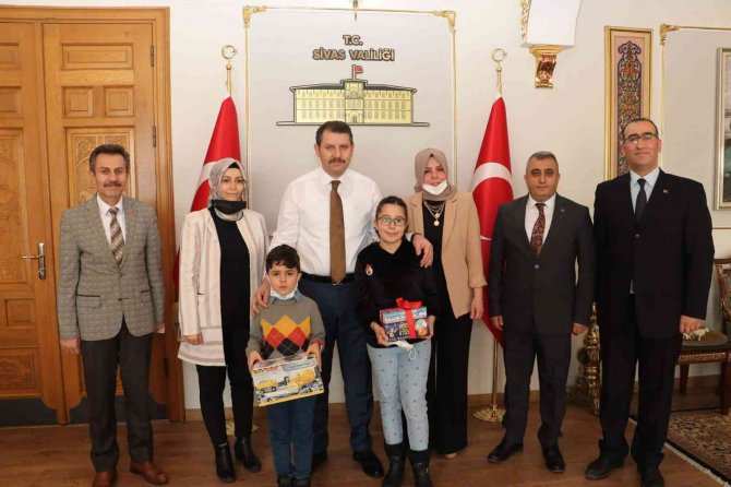 Vali Ayhan’dan Kitap Kurtlarına Hediye