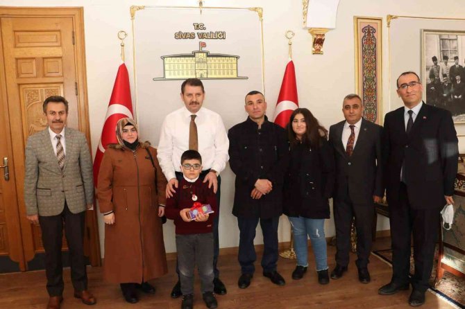 Vali Ayhan’dan Kitap Kurtlarına Hediye