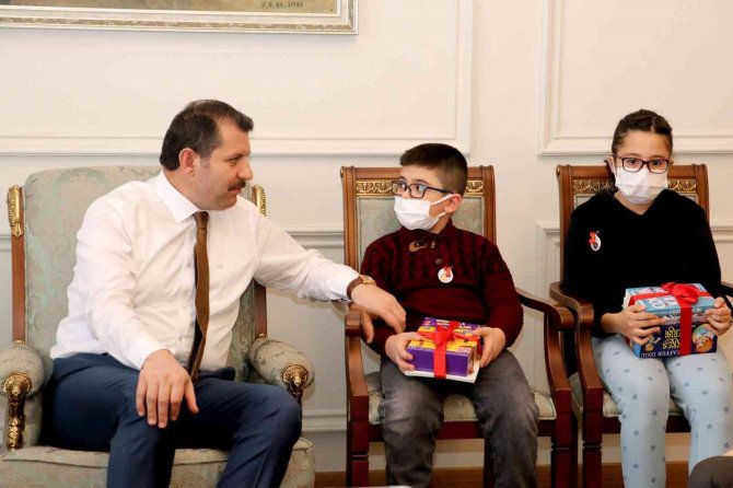 Vali Ayhan’dan Kitap Kurtlarına Hediye