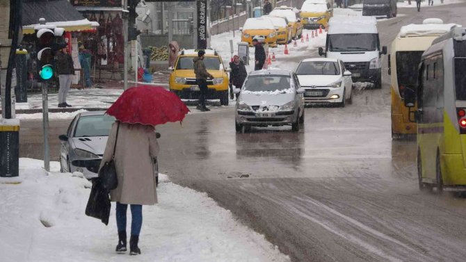 Van’da Kar Yağışı Hayatı Olumsuz Etkiledi
