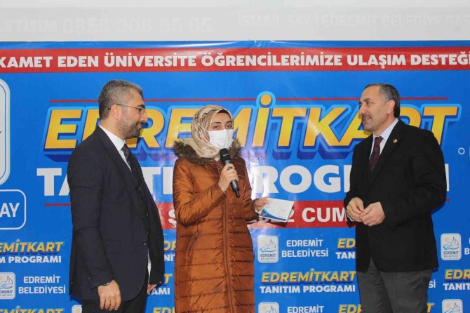 Edremit Belediyesinden Öğrencilere Ücretsiz Ulaşım Kartı