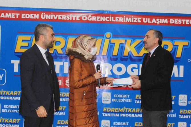 Edremit Belediyesinden Öğrencilere Ücretsiz Ulaşım Kartı