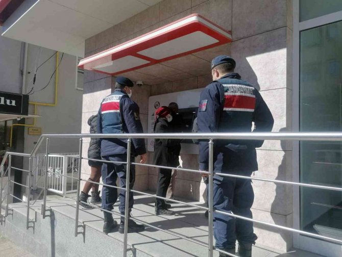 Dolandırıcılara Para Yatırırken Jandarma Engelledi