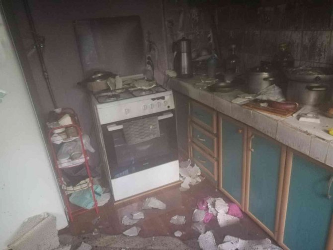 Çatıda Çıkan Yangın Evi Kullanılamaz Hale Getirdi