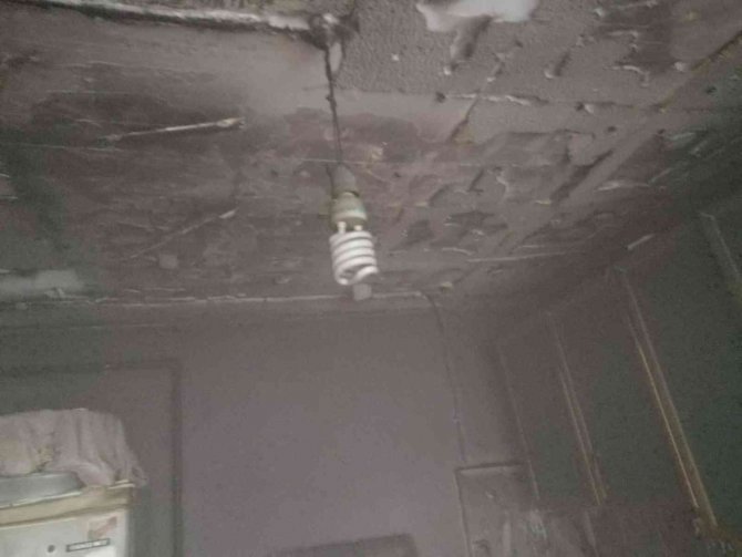 Çatıda Çıkan Yangın Evi Kullanılamaz Hale Getirdi