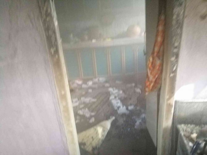 Çatıda Çıkan Yangın Evi Kullanılamaz Hale Getirdi