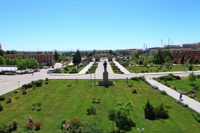 Kampüs Alanına 3 Yılda Yaklaşık 10 Bin Fidan Dikildi