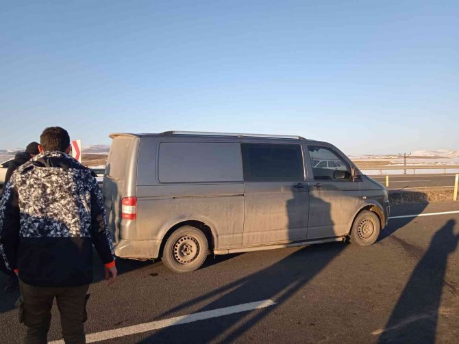 Direksiyon Hakimiyetini Kaybetti Karşı Şeritten Gelen Otomobile Çarptı: 2 Yaralı