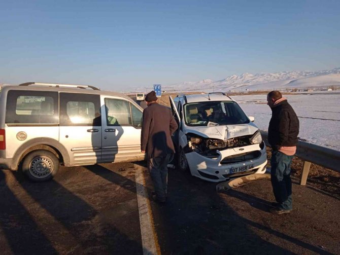 Direksiyon Hakimiyetini Kaybetti Karşı Şeritten Gelen Otomobile Çarptı: 2 Yaralı