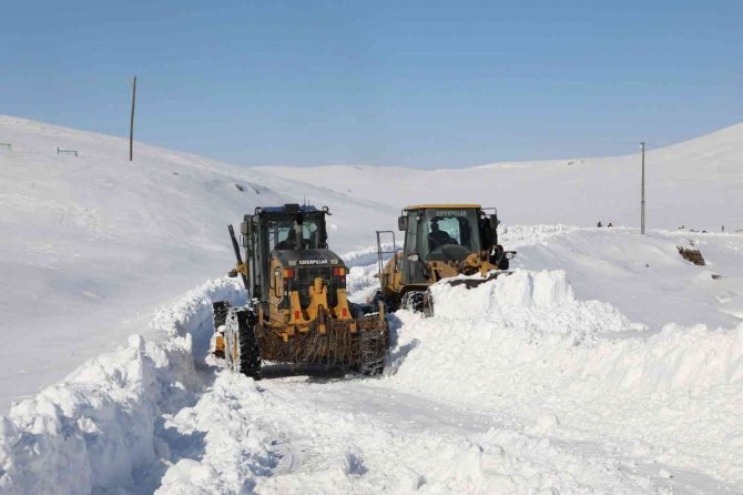 Ağrı’da "Kar Kaplanları" Kapanan Yollar İçin Seferber Oldu