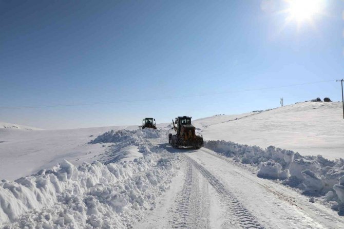 Ağrı’da "Kar Kaplanları" Kapanan Yollar İçin Seferber Oldu
