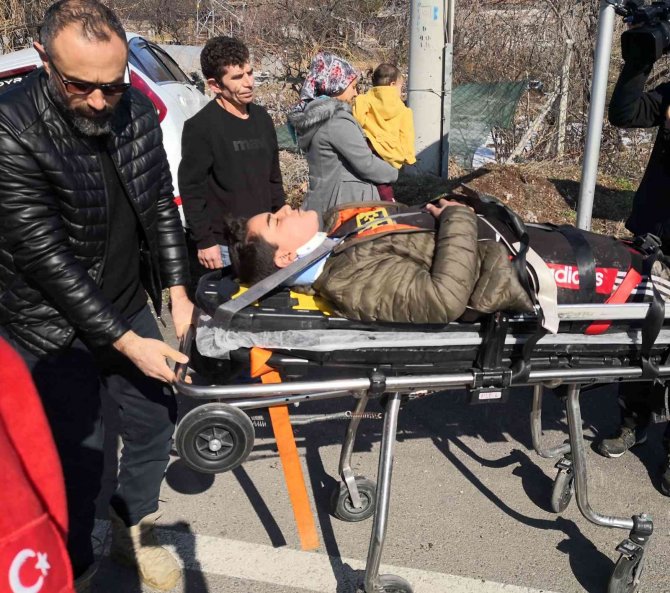 Virajı Alamayan Otomobil Önce Direğe Sonra Bahçe Tellerine Çarptı