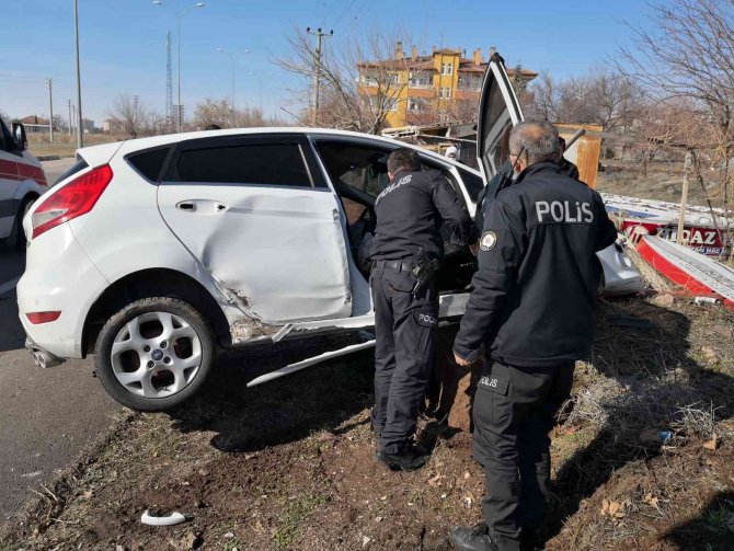 Virajı Alamayan Otomobil Önce Direğe Sonra Bahçe Tellerine Çarptı